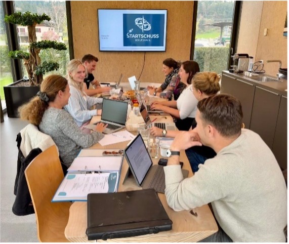 Team Meeting mit einem Bildschirm auf dem Startschuss Berufswahl stett