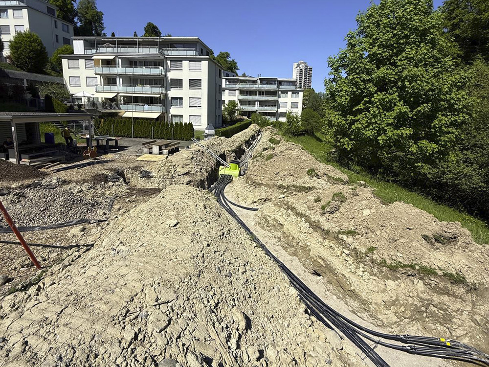 Erdgrube mit grüner Sole-Wasser-Wärmepumpe