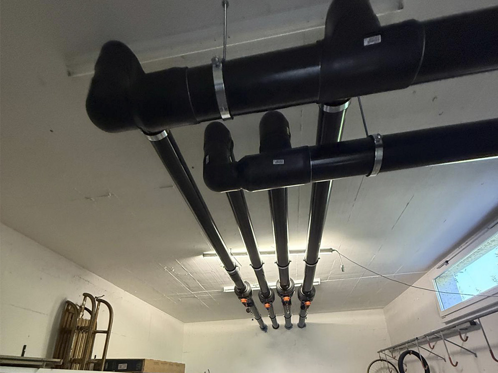 Keller mit Rohren an der Decke