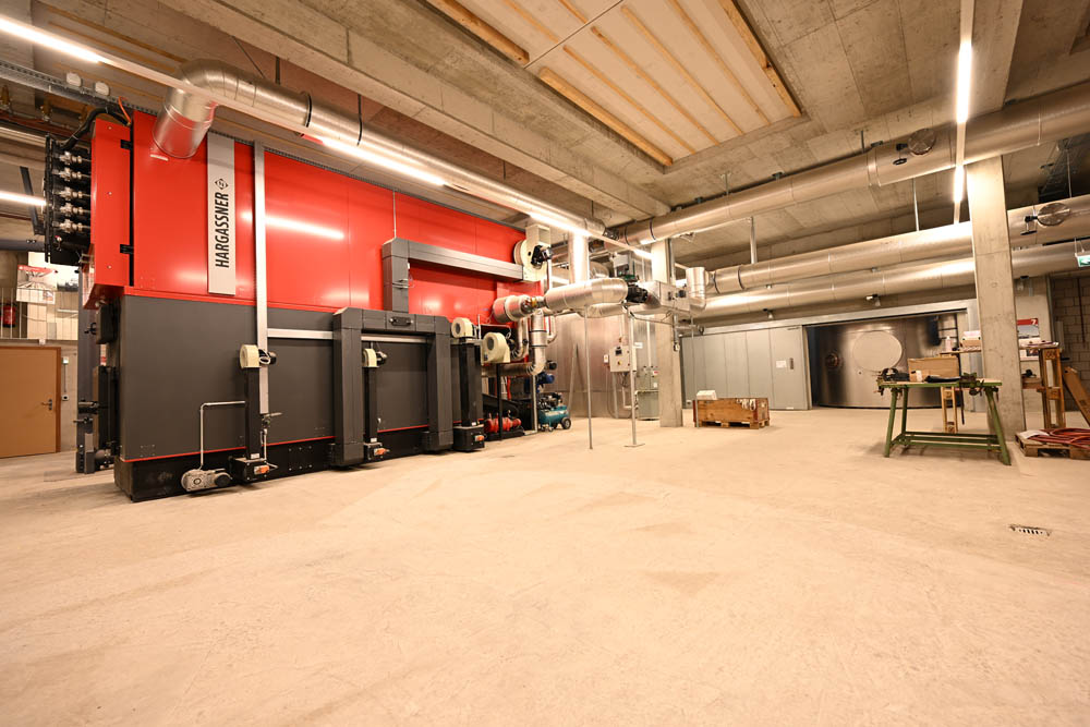 Bild einer roten Heizung von Hargassner