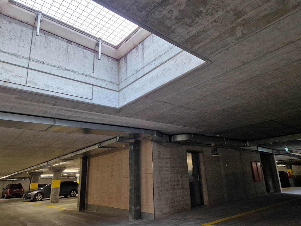 Einstellehalle mit Fahrzeugen