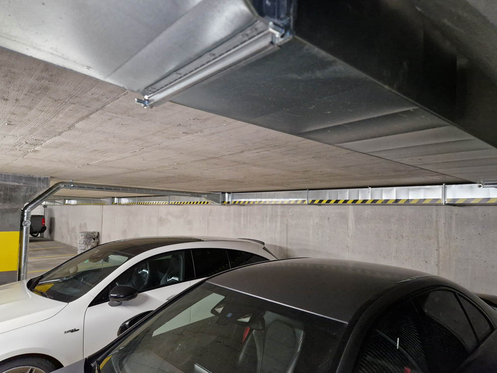 Garage mit Autos und Lüftungsanlage