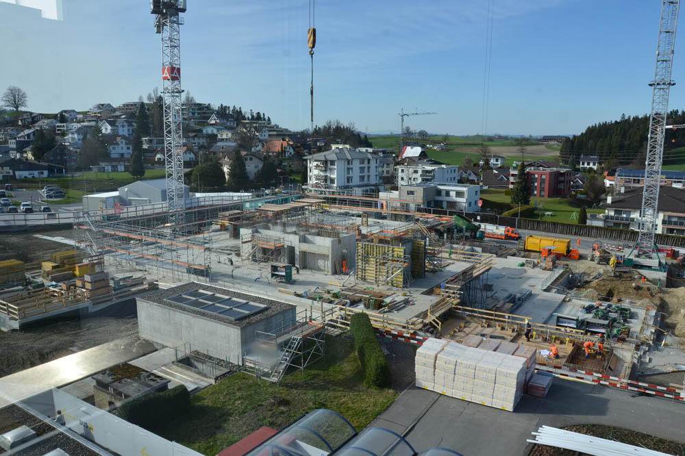 Baustelle mit diversen Baustellenfahrzeugen