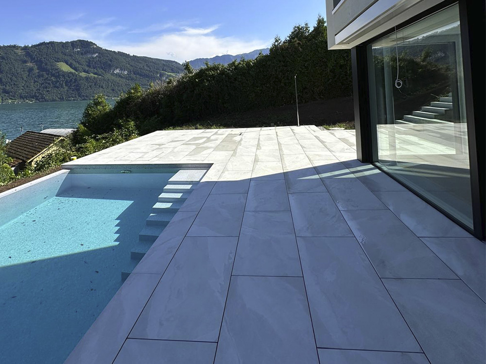 Terrasse mit einem eingebauten Pool