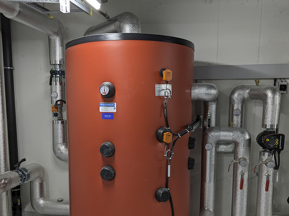 Roter Boiler in einem Keller